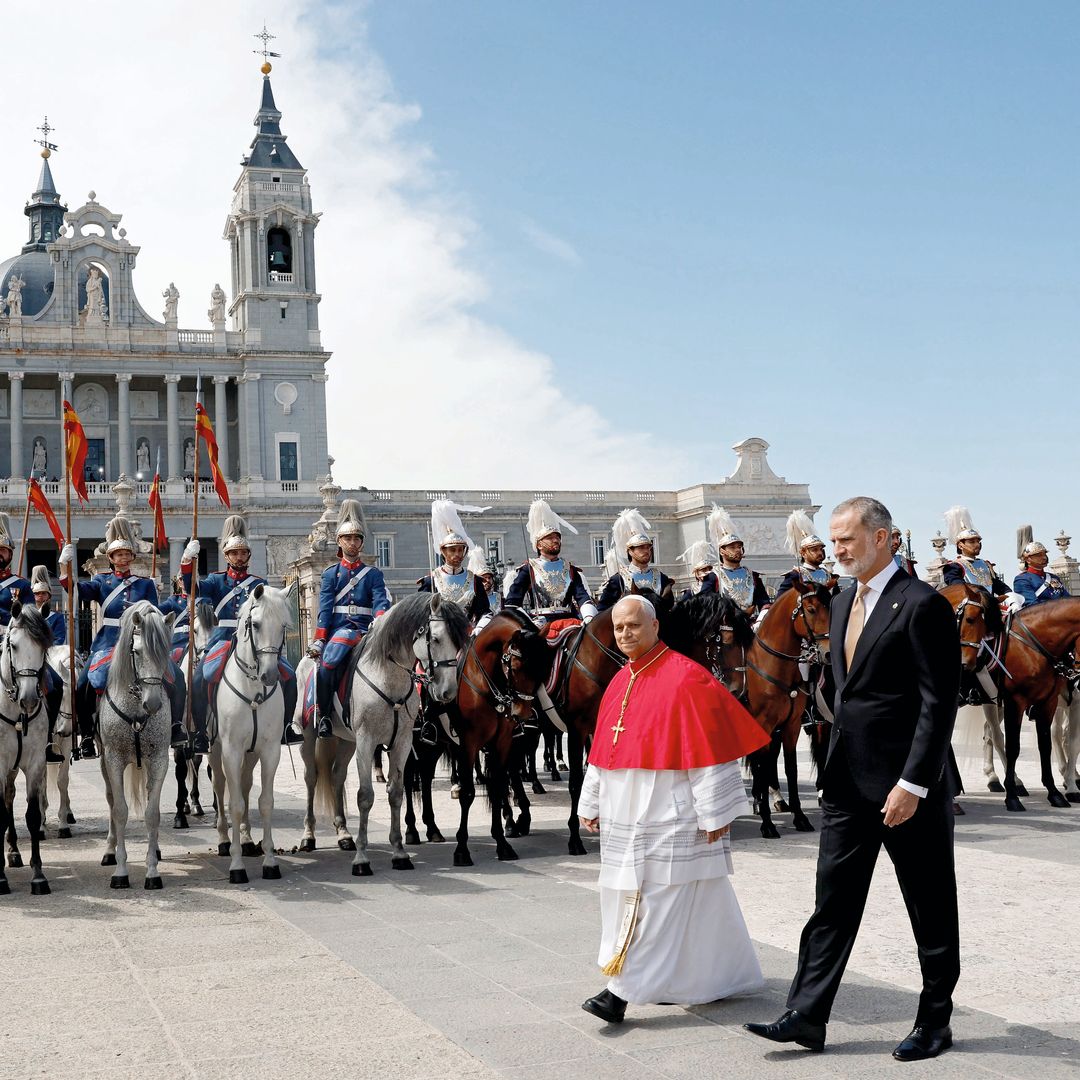 Tras recibir el saludo de la Familia Real, el Papa recibió honores de ordenanza, y pasó revista a la Guardia Real junto al Rey Felipe VI