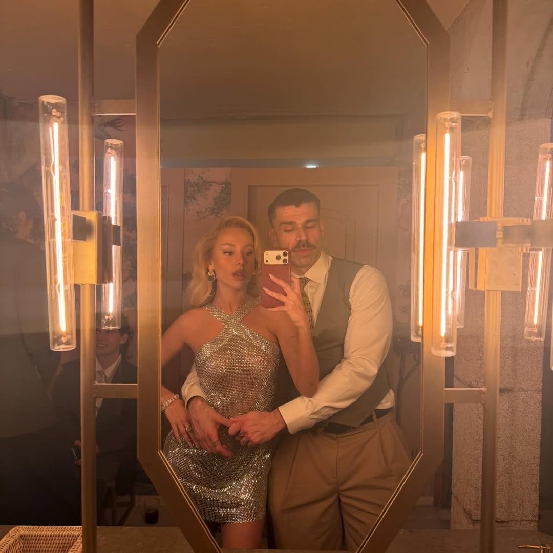 Ester posando con el actor Hugo Diego García con quien se le ha relacionado sentimentalmente.