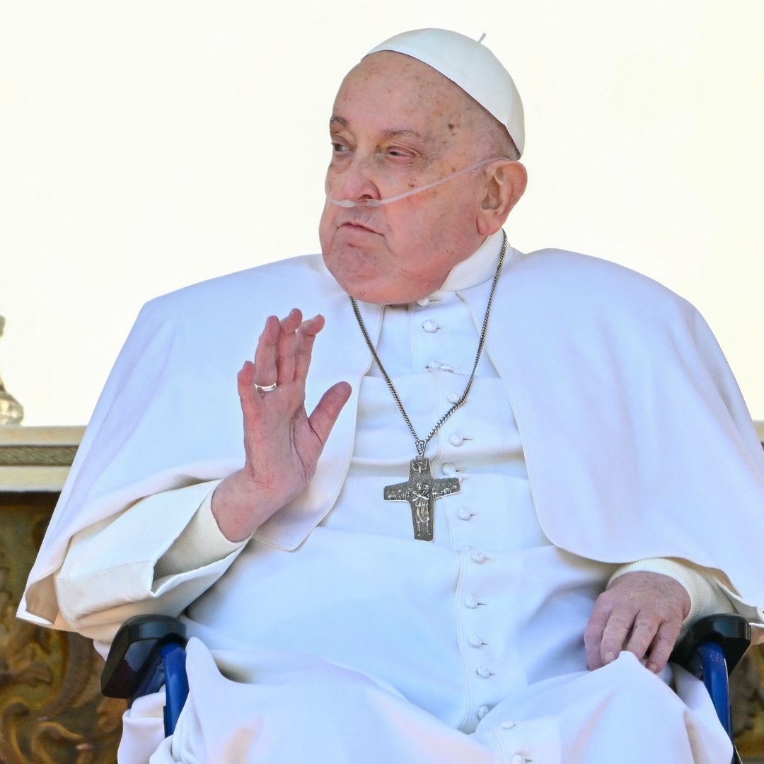 El papa Francisco reaparece tras su alta hospitalaria: 'Gracias a todos y feliz domingo' 