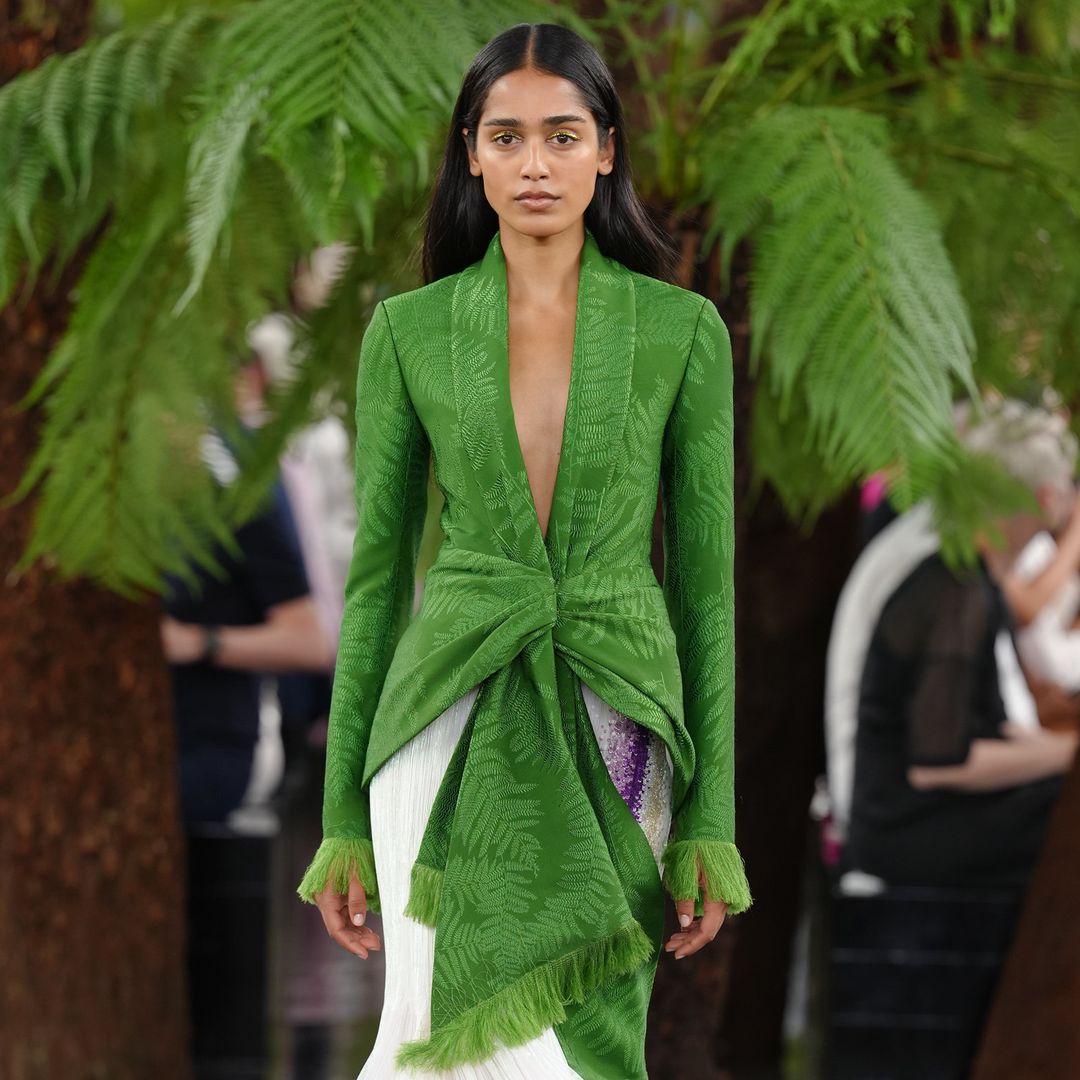 Dior rompe esquemas con la propuesta más tropical de Otoño/Invierno durante la Semana de la Alta Costura en París