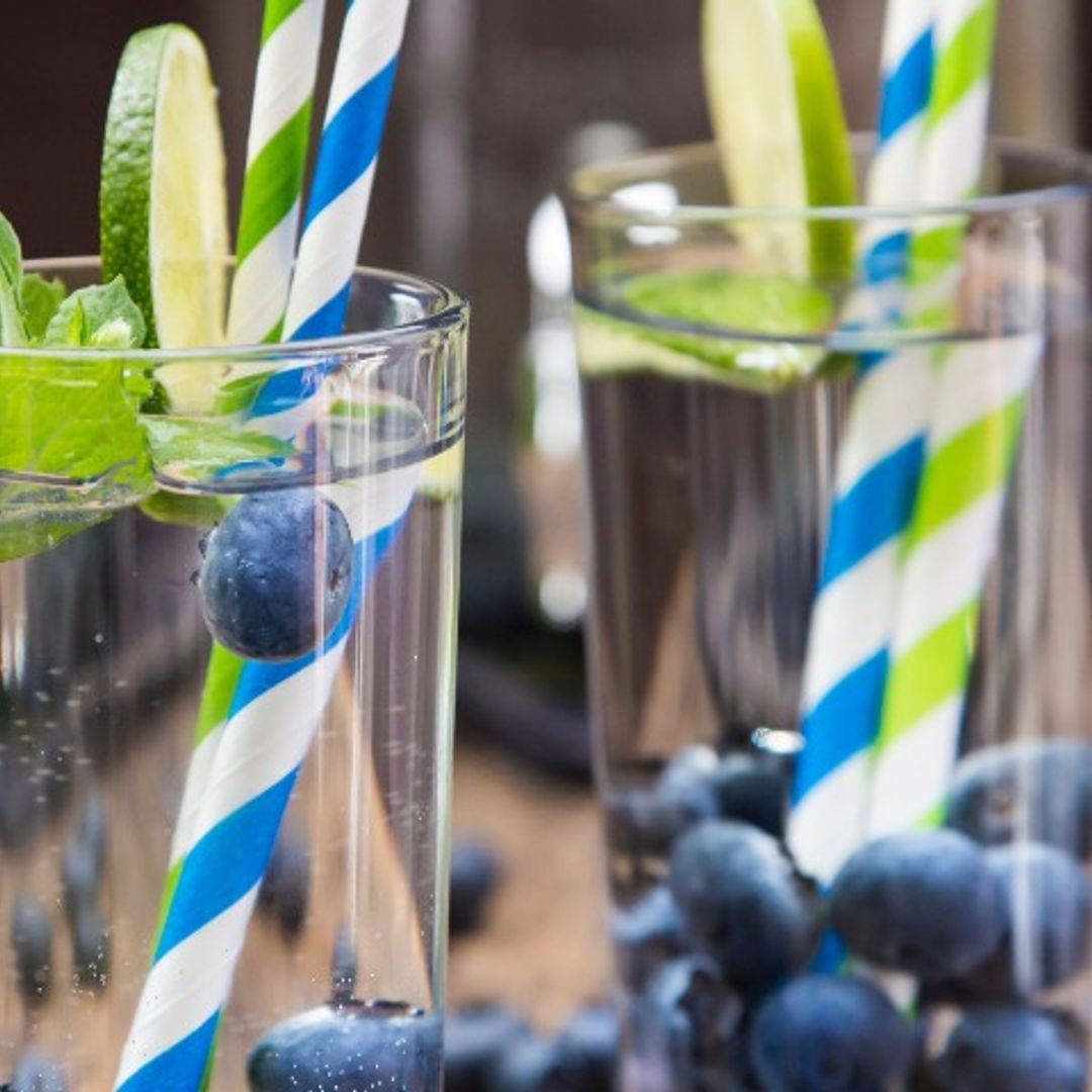 Agua con arándanos y menta