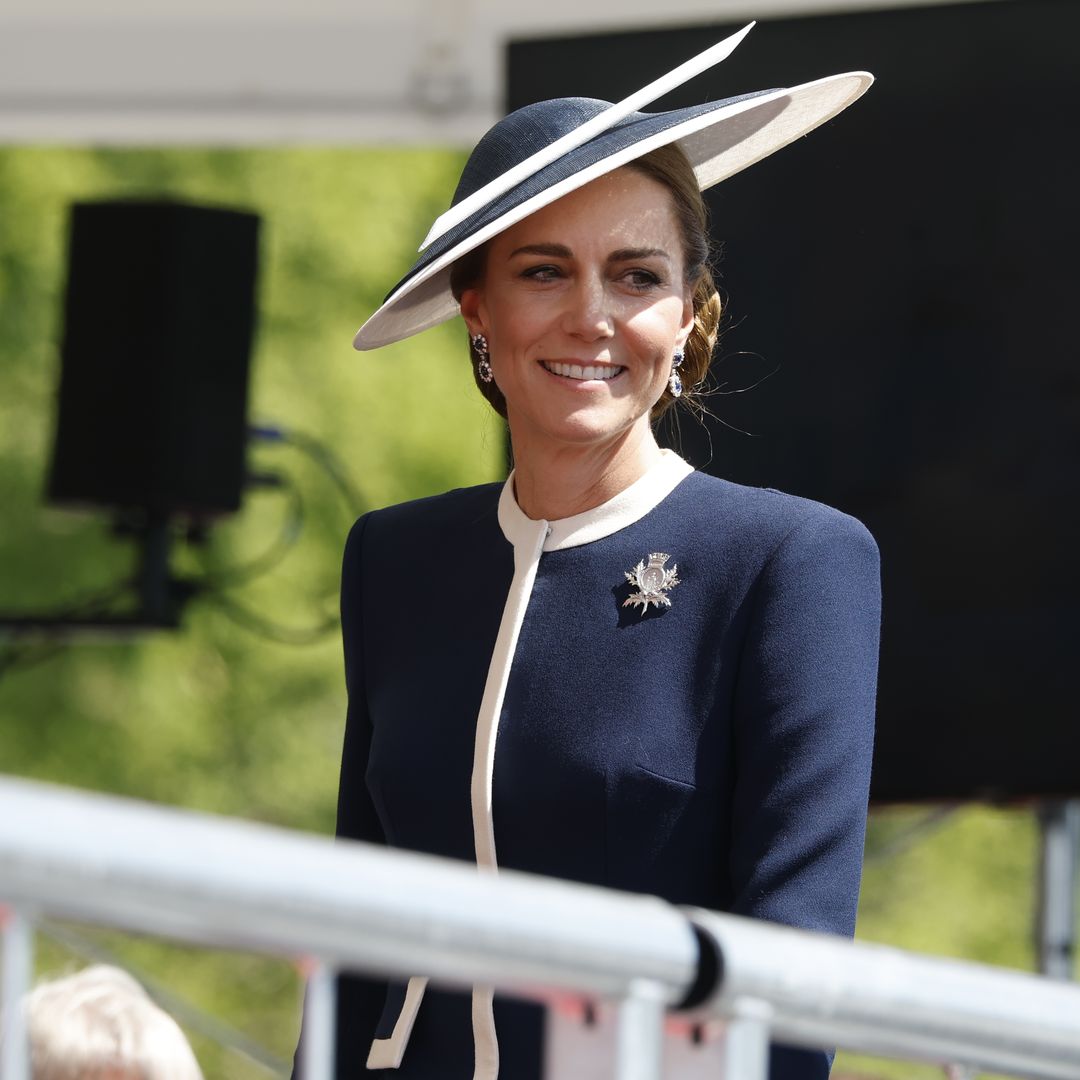 Kate Middleton va un paso más allá: el look marinero con el que se mimetiza en el astillero de Glasgow