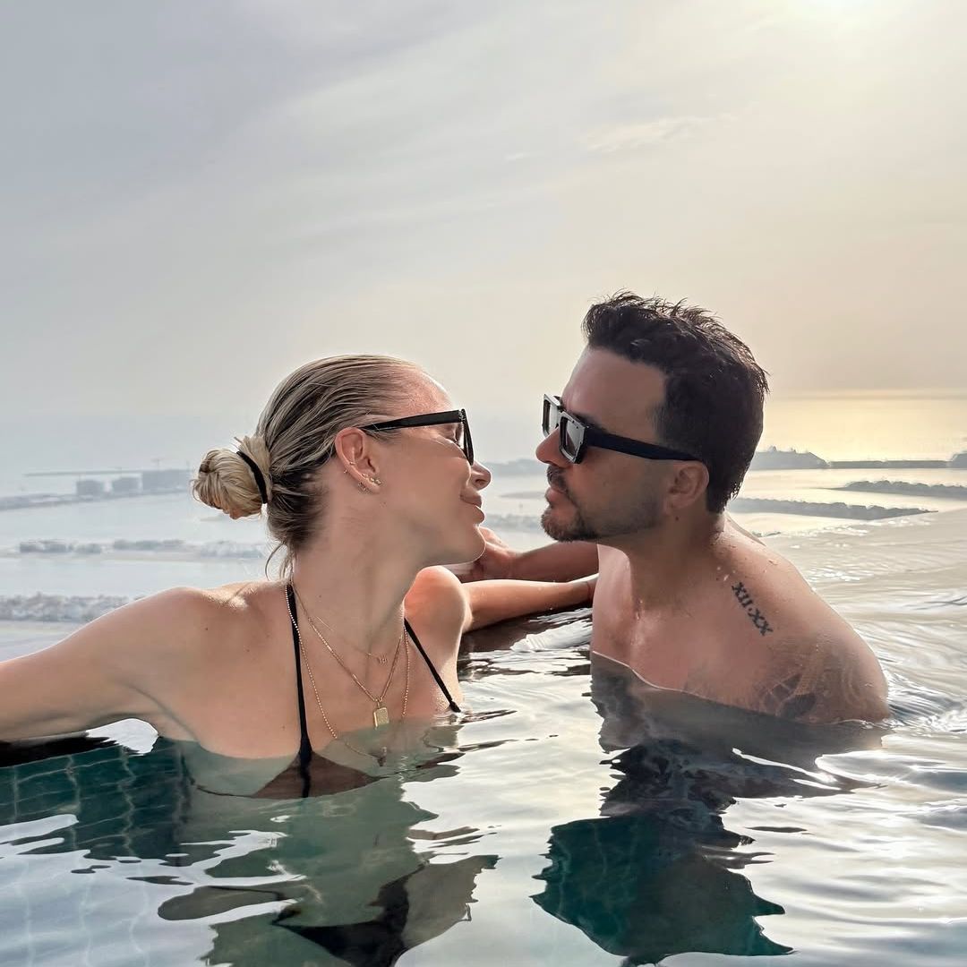 Luis Fonsi y Águeda López: dos enamorados conjuntados y felices en las cristalinas aguas de Mykonos
