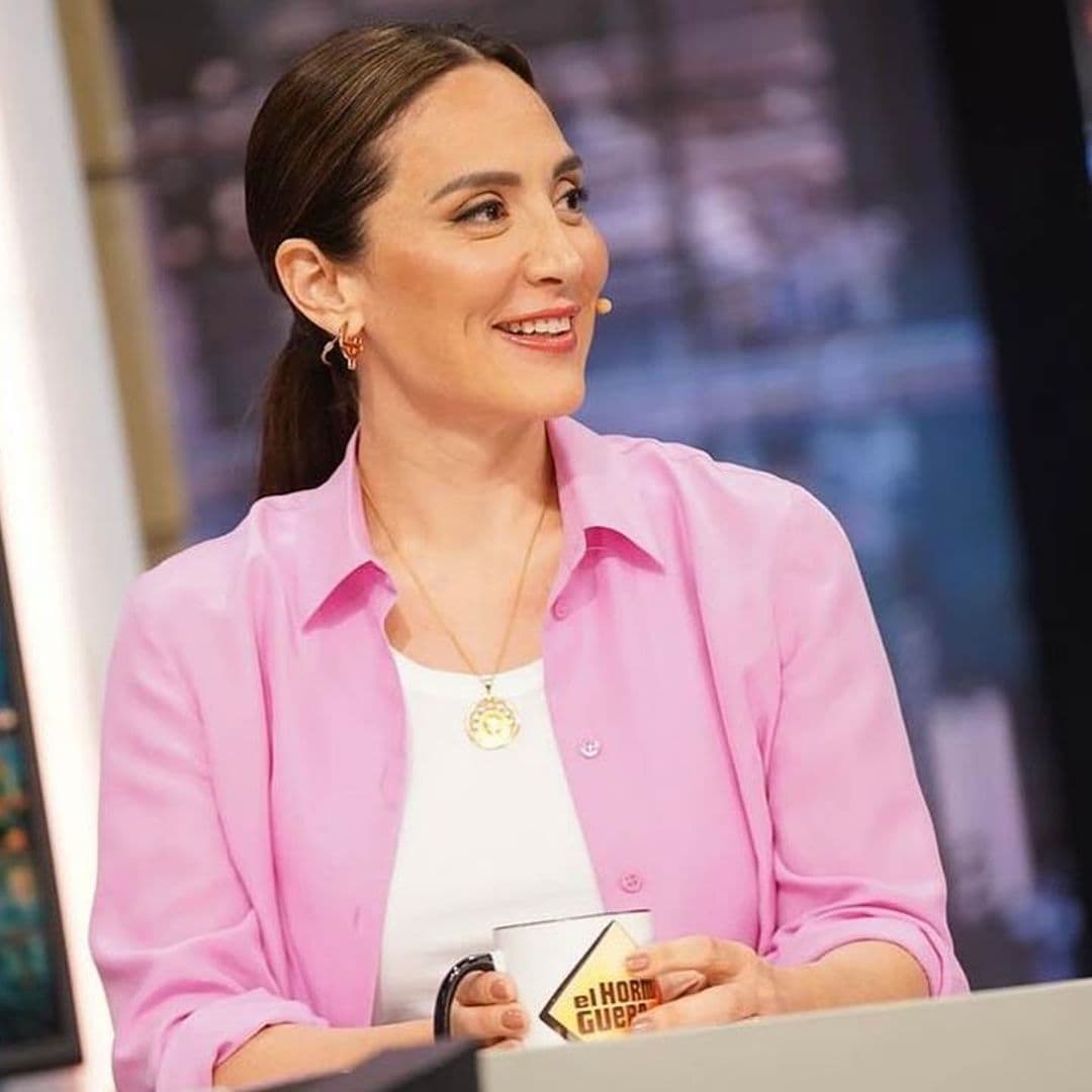 La camisa rosa de seda de Tamara Falcó (de Zara) solucionará todos tus planes primaverales