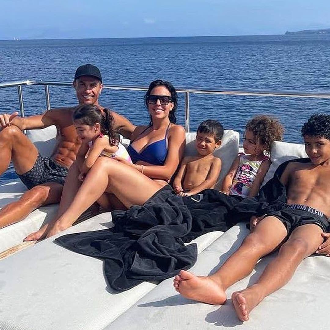 Cristiano y Georgina, de vacaciones como solo ellos saben: a toda vela y con los mejores grumetes