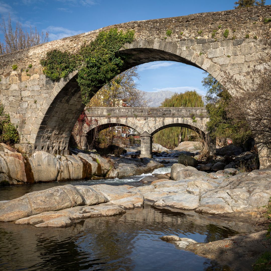 Puente medieval Aquelcabos sobre el río Arenal en Arenas de San Pedro (Ávila, Castilla y León)