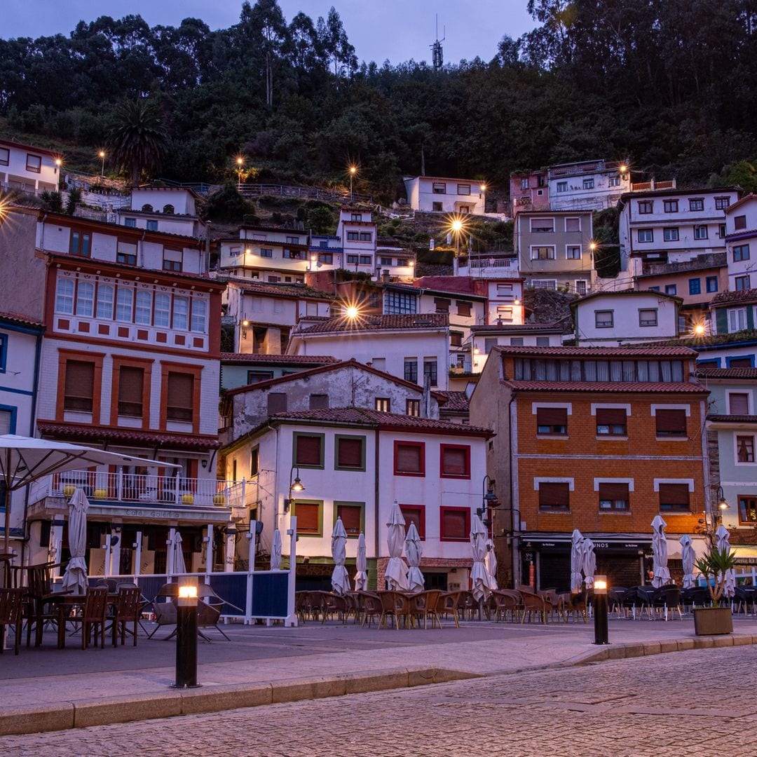 Panorámica de las casas sobre la ladera del monte en Cudillero, Asturias