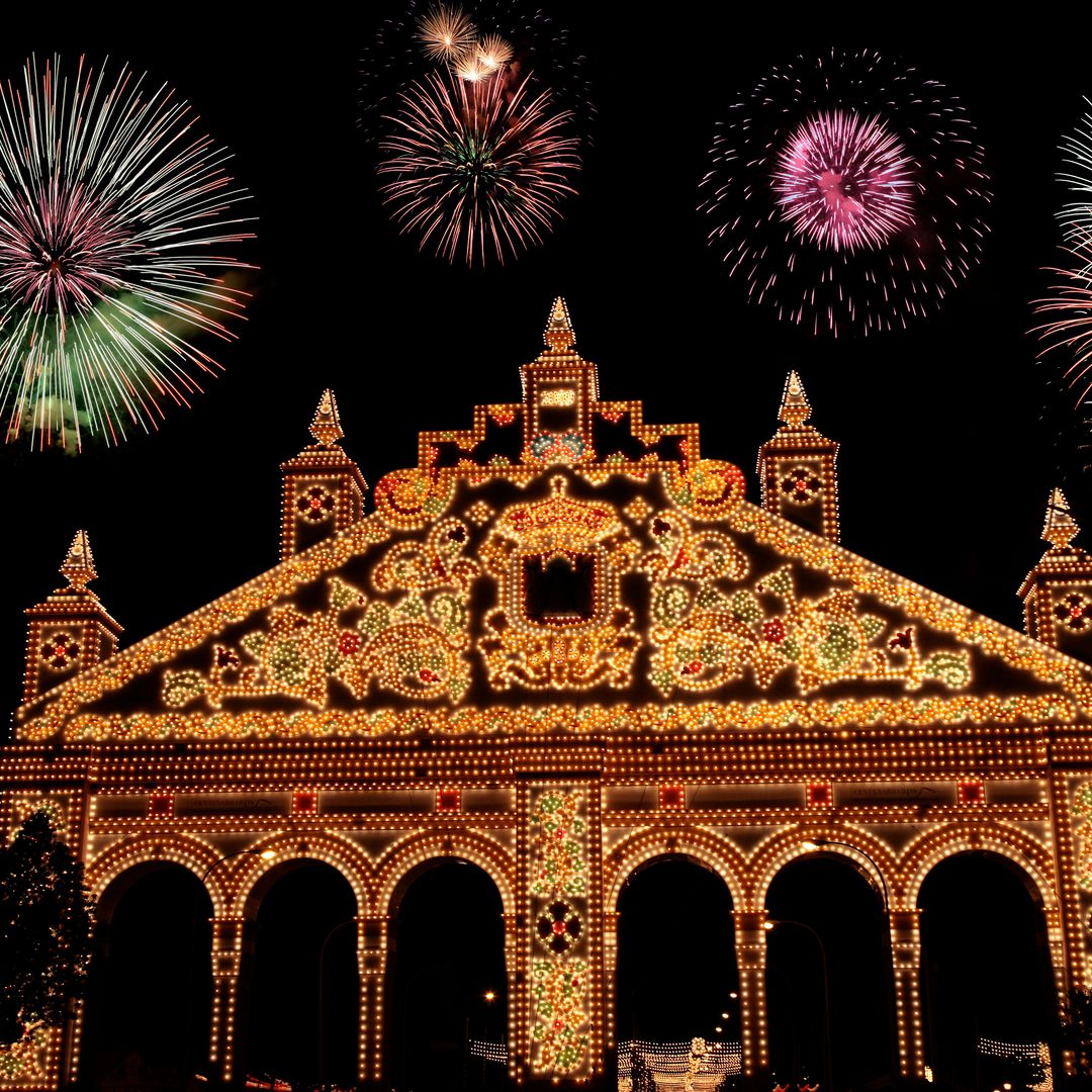 Fuegos artificiales sobre la portada del Real en la Feria de Abril de Sevilla