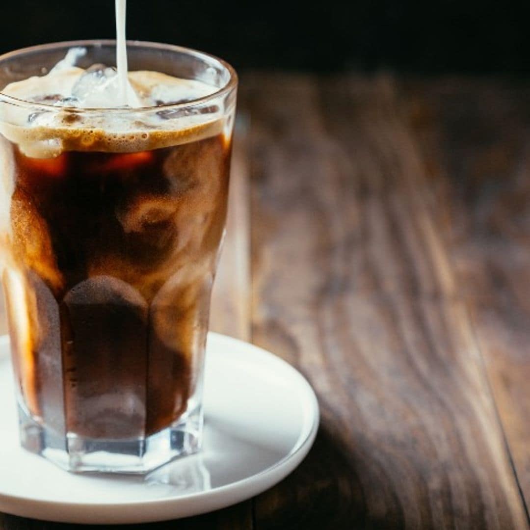 Café con crema batida y huevo