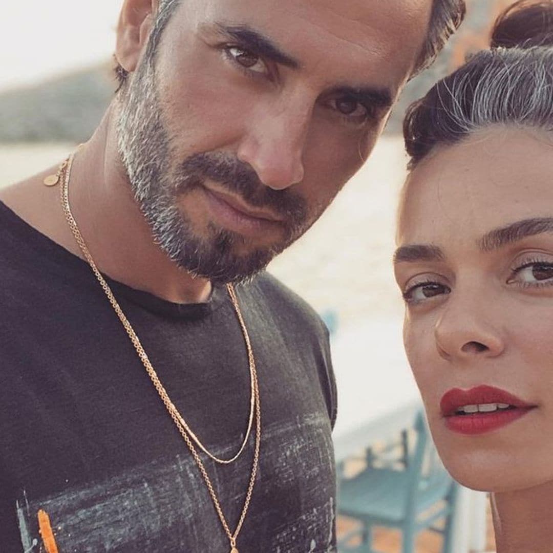 La espectacular foto bajo el agua con la que Özge Özpirinçci, de la serie 'Mujer', muestra su embarazo