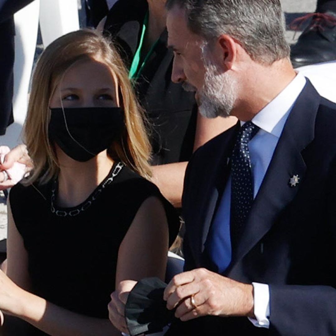 La princesa Leonor le recuerda al rey Felipe que se ponga la mascarilla tras su discurso