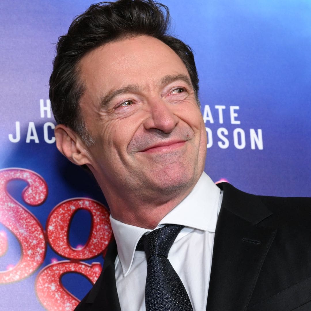 Hugh Jackman sorprende con este inesperado posado en la alfombra roja con su nueva pareja