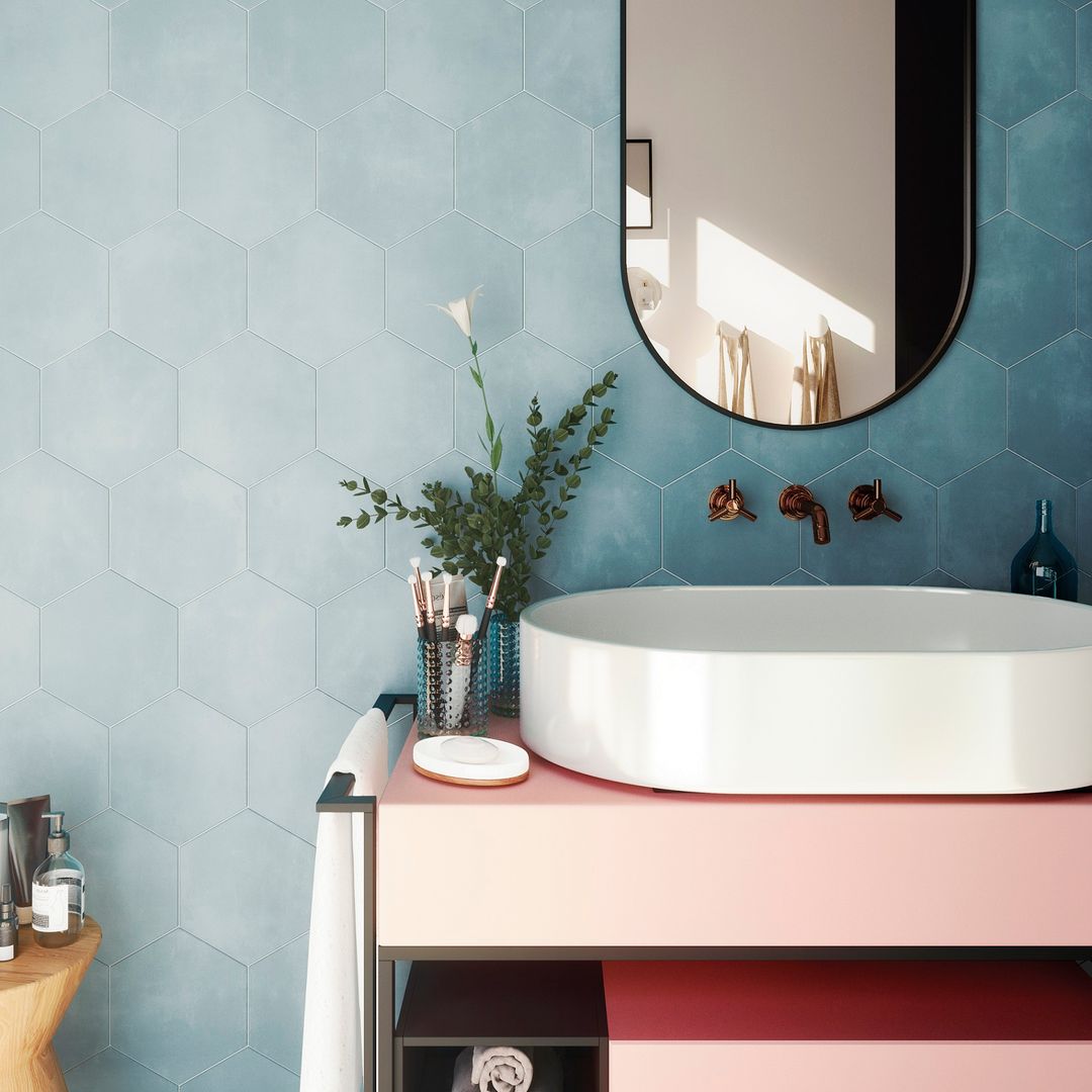 Renovar el baño sin obras: 5 expertos revelan cuándo pintar los azulejos es buena idea… y cuándo no