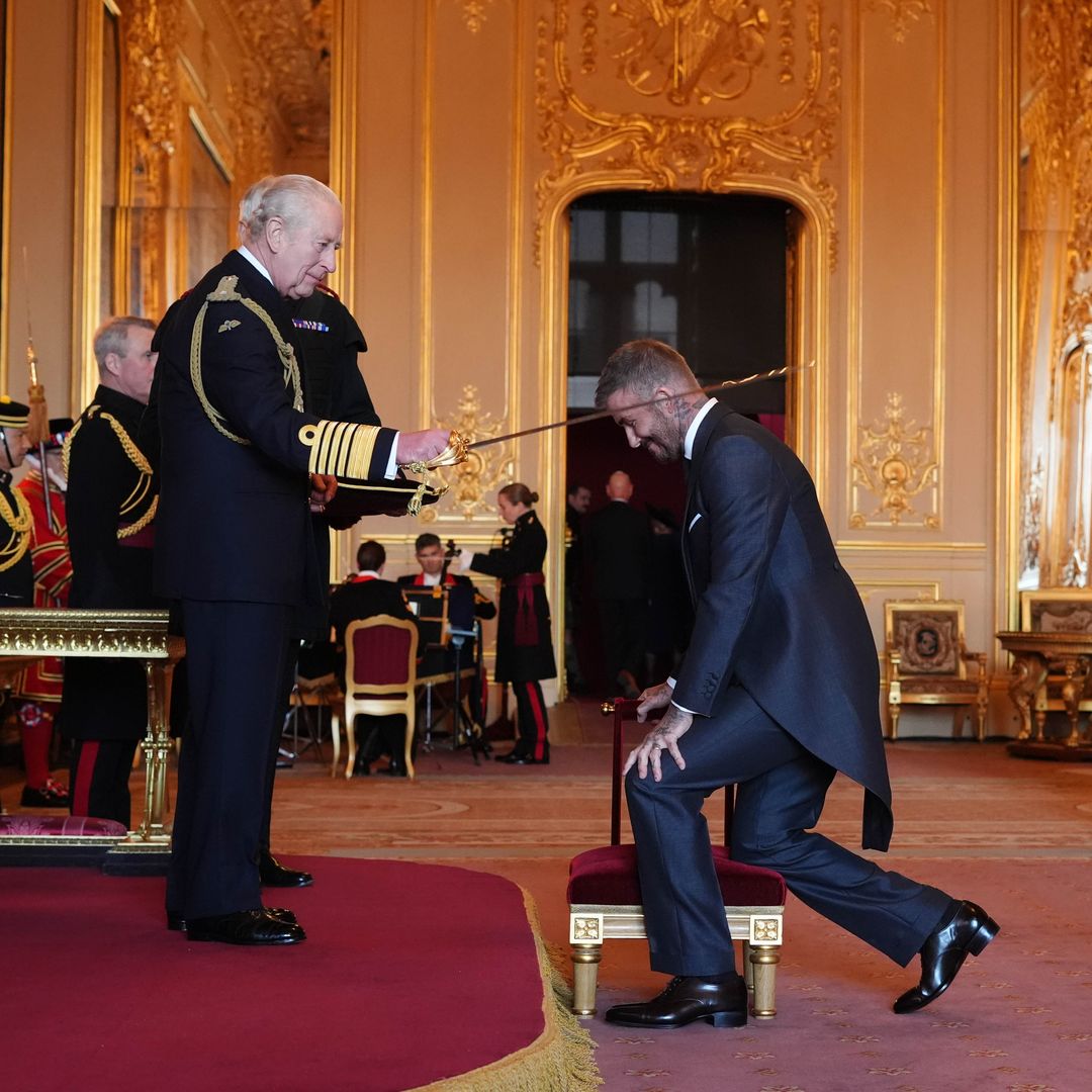 David Beckham es condecorado como Caballero por el rey Carlos III