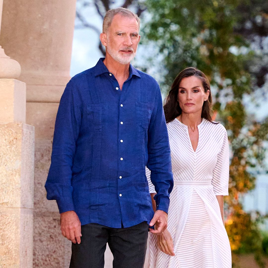 El rey Felipe vuelve a agotar las guayaberas en Mallorca: la curiosa historia de su camisa más relajada y veraniega