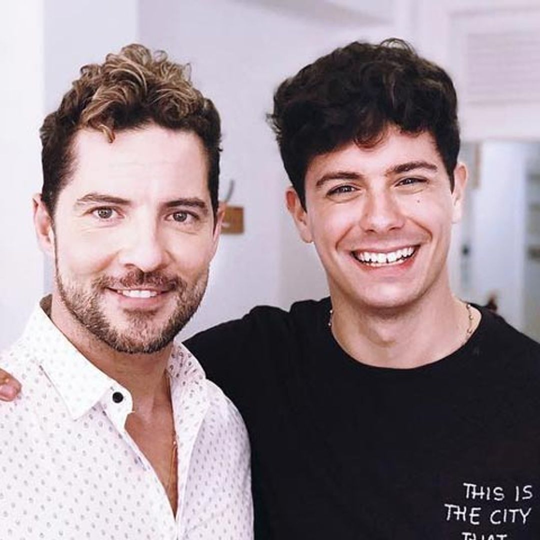 Alfred sube al escenario con David Bisbal tras su comentado lapsus en el concierto de Mallorca