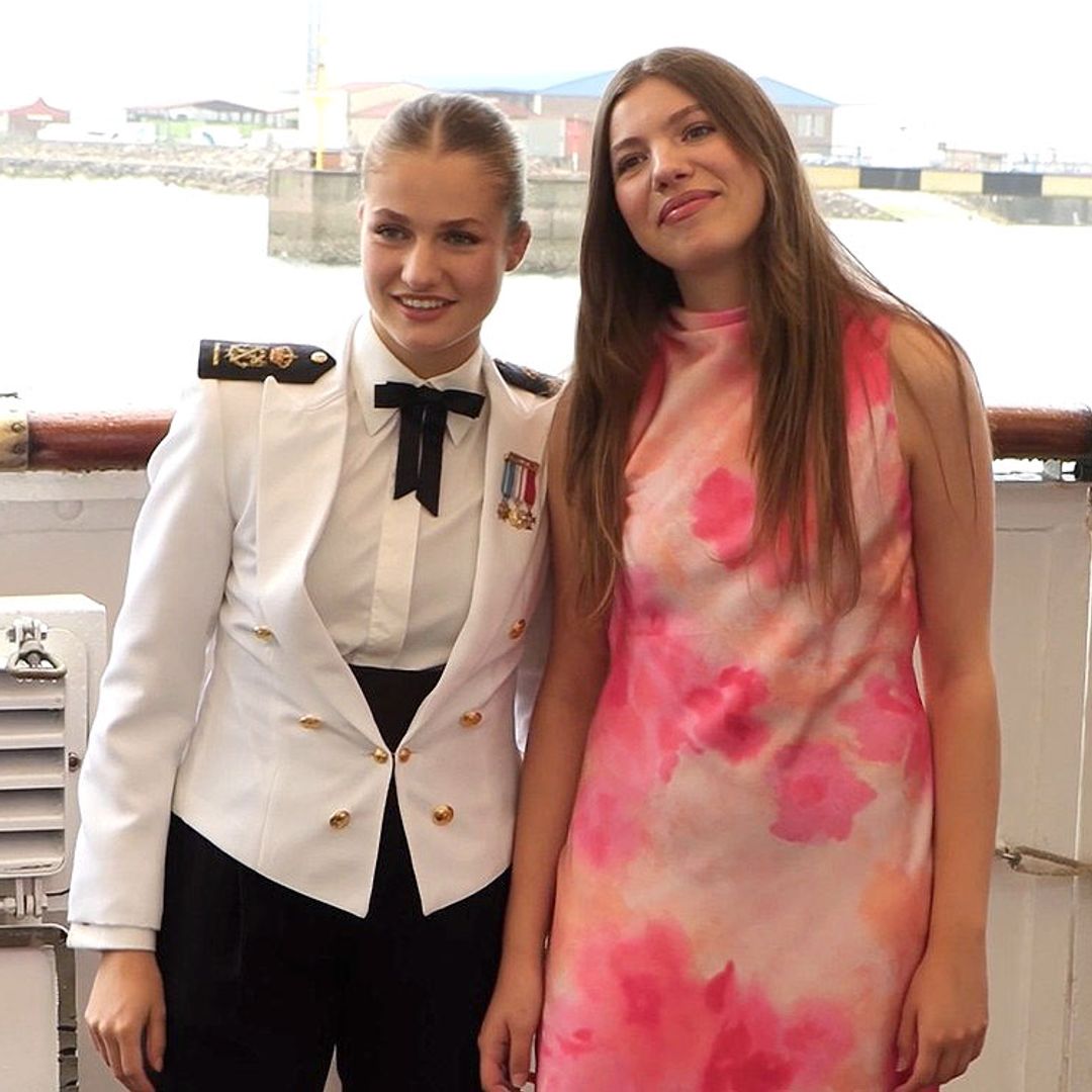 La princesa Leonor junto a la infanta Sofía a bordo del buque Juan Sebastián Elcano 