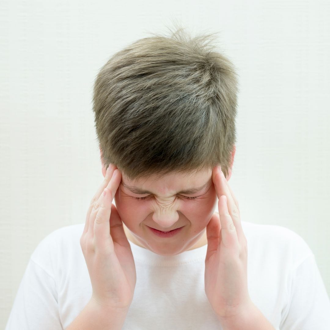 ¿A tu hijo le duele la cabeza? 5 síntomas que pueden indicar que es algo más importante, según los neurólogos