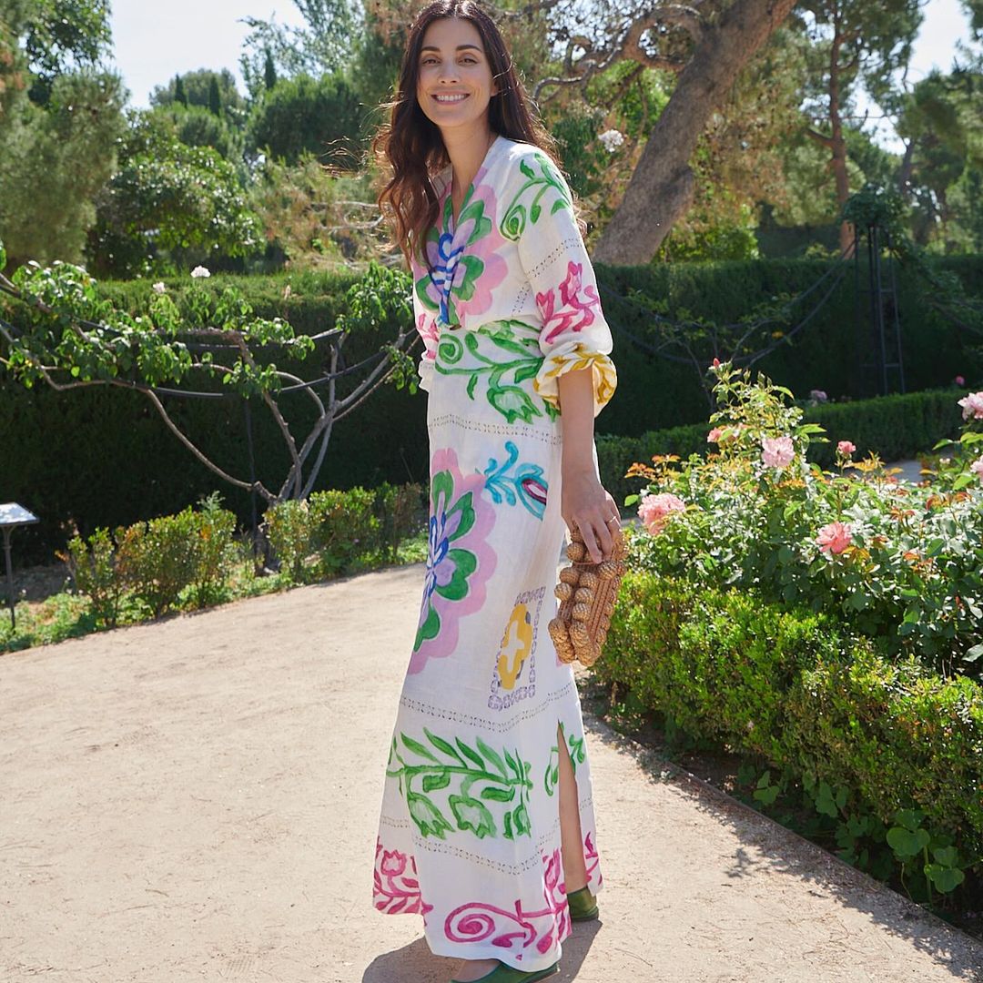 El favorecedor look de Sassa de Osma para ir de concierto en verano con vestido estampado y 'slippers'