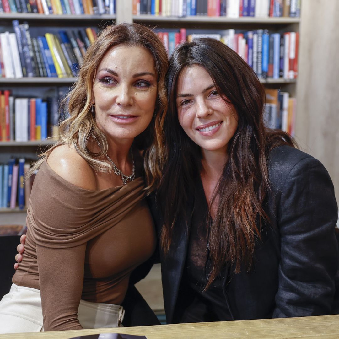 Mar Flores junto a  Laura Matamoros