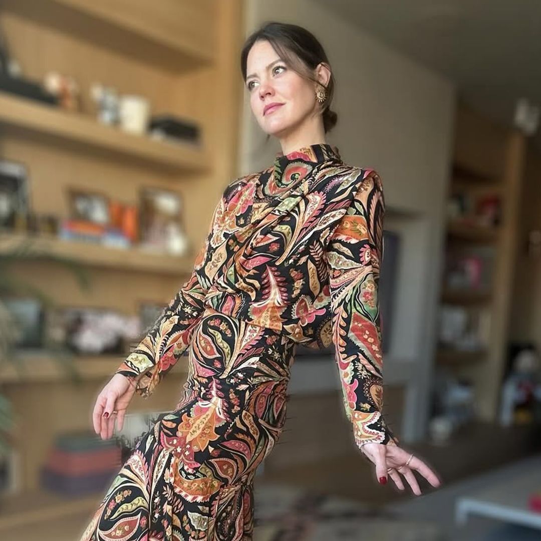 La casa de Isabelle Junot y Álvaro Falcó en Madrid, al detalle: cocina curva con isla, librería en roble y un Mickey de Javier Calleja valorado en 450 euros
