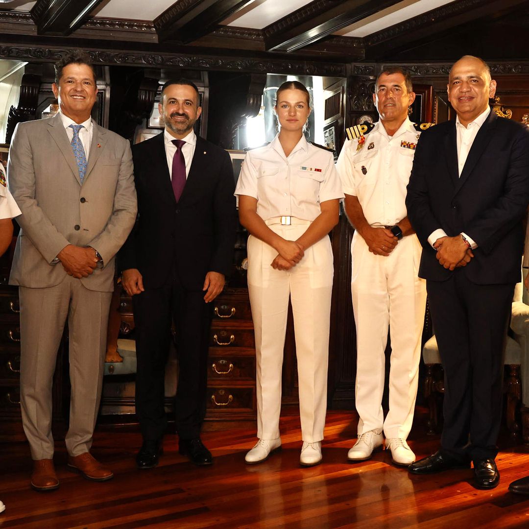 El almuerzo sorpresa de la princesa Leonor con el cantante Carlos Vives a bordo del 'Elcano'