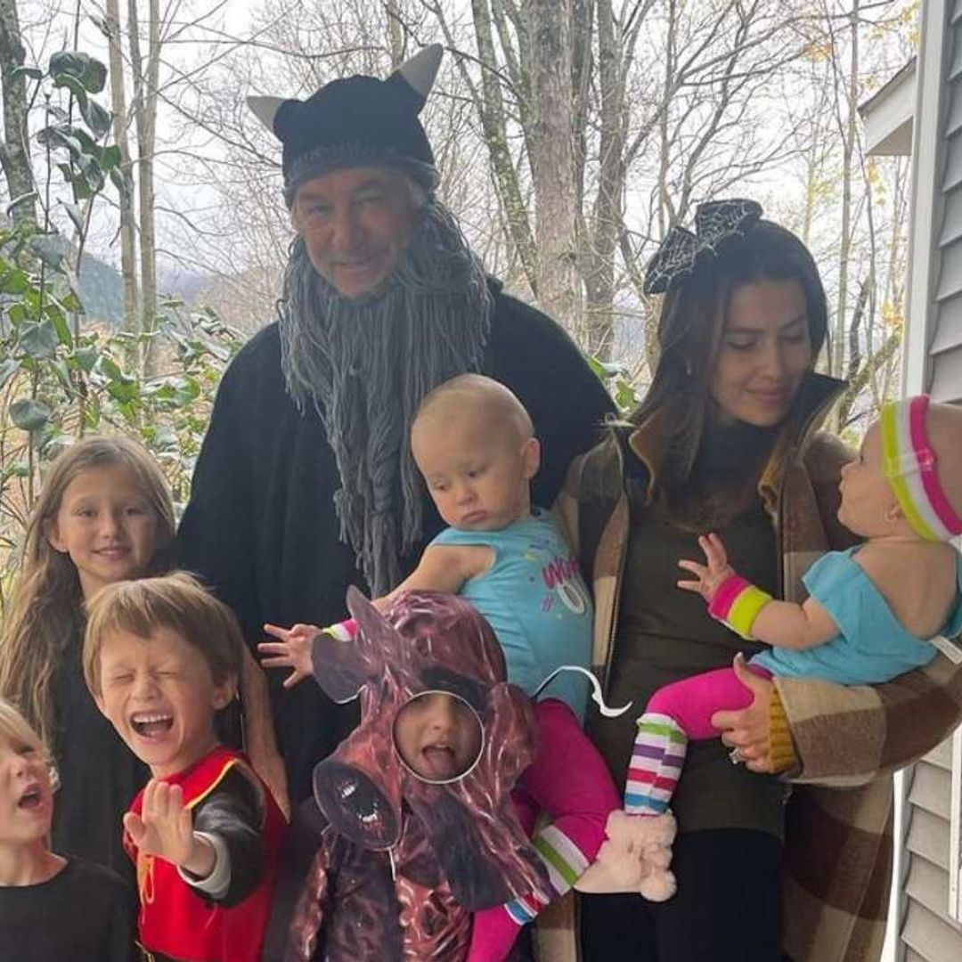 Alec Baldwin recupera la sonrisa tras la tragedia gracias a la original fiesta familiar de Halloween