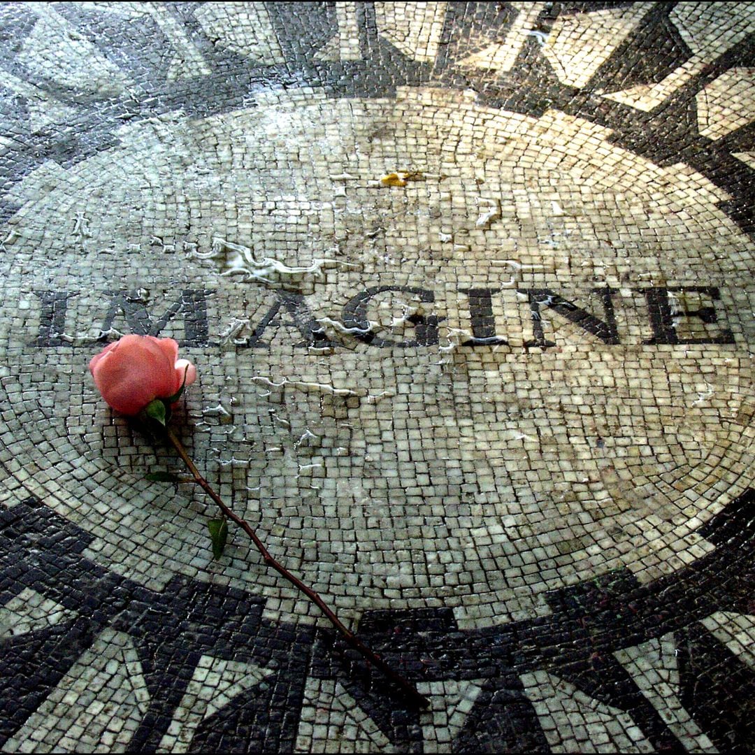 Rosa roja en el mosaico 'Imagine' en memoria de John Lennon.