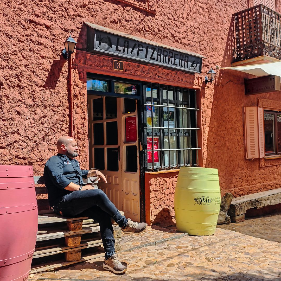 Christian martínez, chef de la pizarrera, en madriguera, pueblo rojo de riaza, Segovia