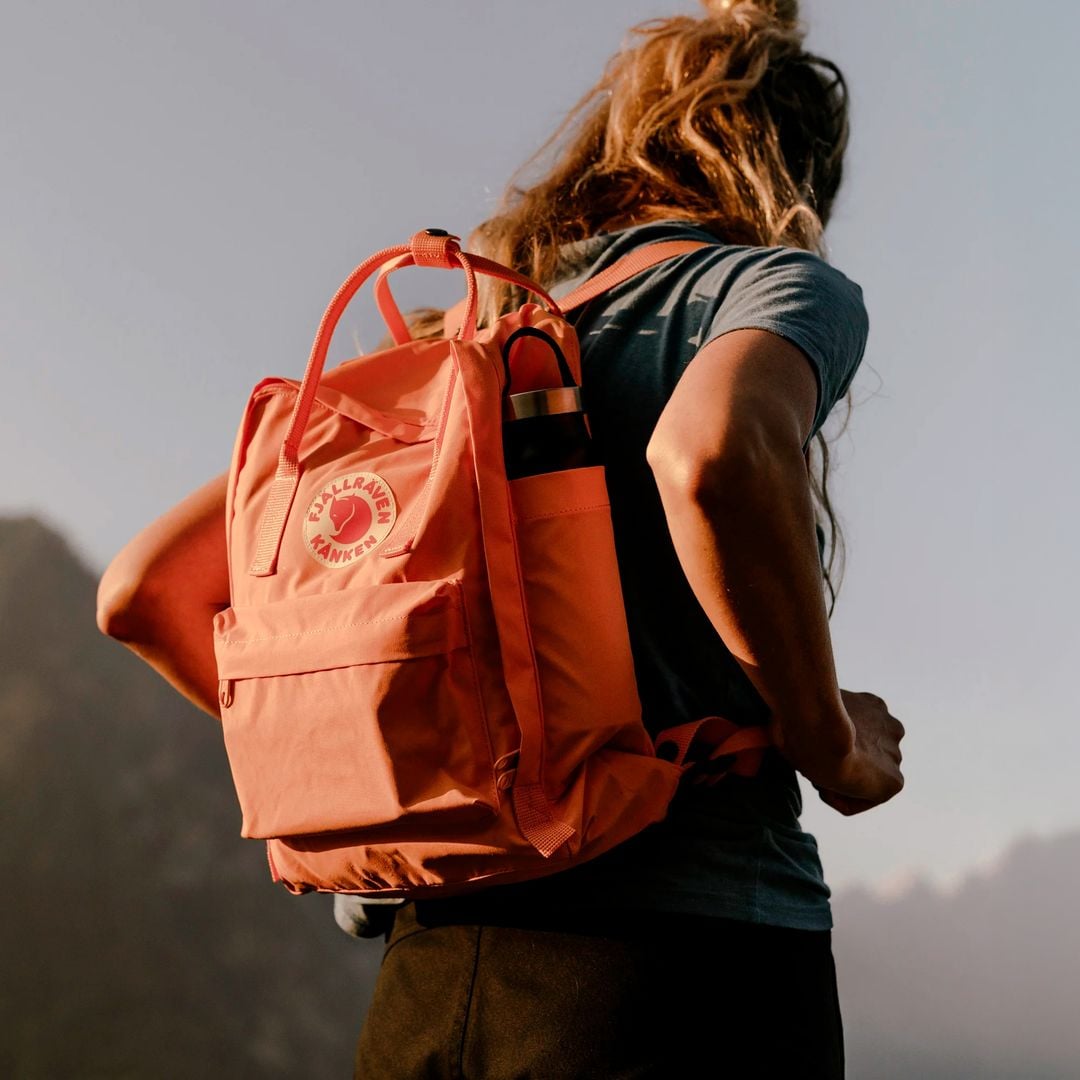Diseño escandinavo y espíritu outdoor: la mochila que eleva tus outfits ahora a un precio irresistible
