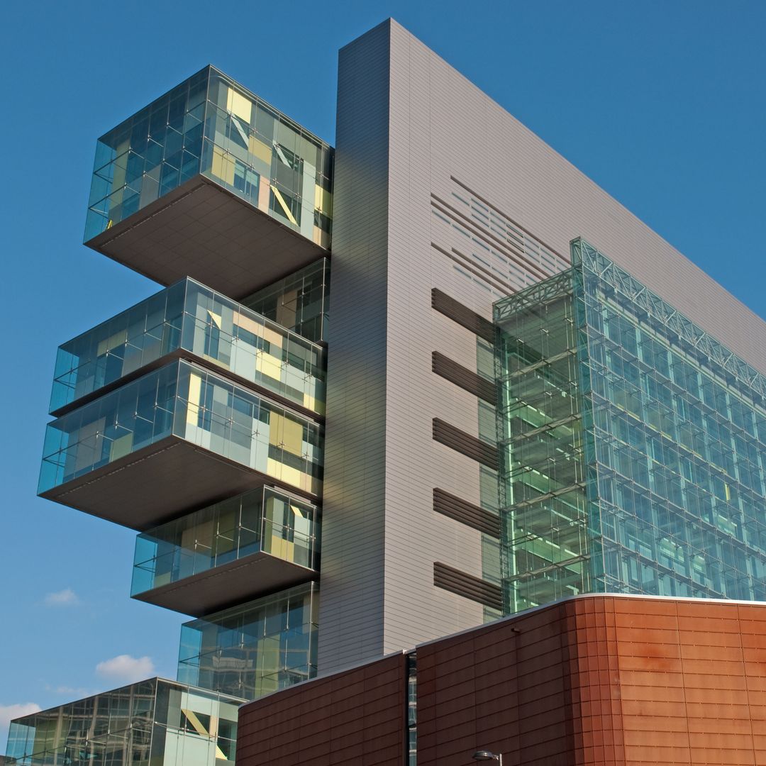 People’s History Museum, un edificio eduardiano de ladrillo rojo con una ampliación de cinco pisos revestida de acero y el premiado Centro de Justicia Civil, Manchester.