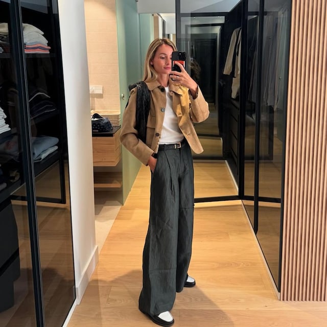 Influencer con total look de Massimo Dutti