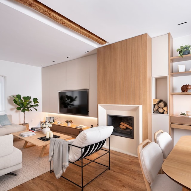 Salón y comedor con chimenea