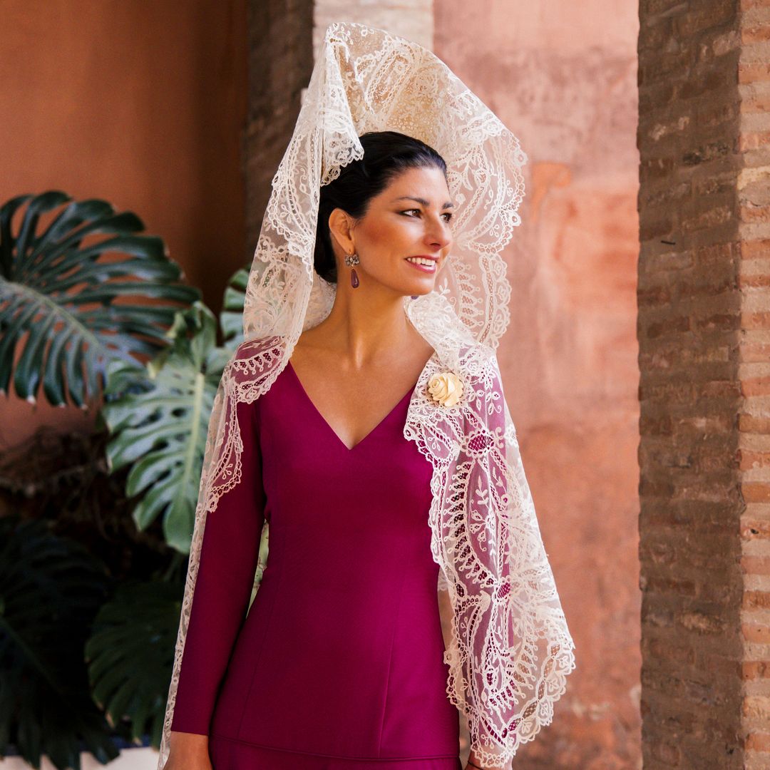 Rocío Peralta con un traje vino y una mantilla con preciosos detalles hechos a mano