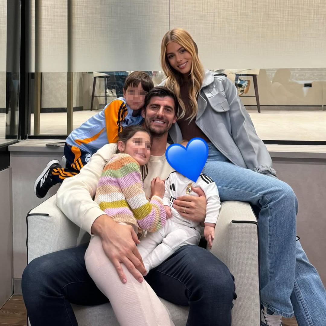 El portero del Real Madrid y la modelo israelí posan con sus hijos