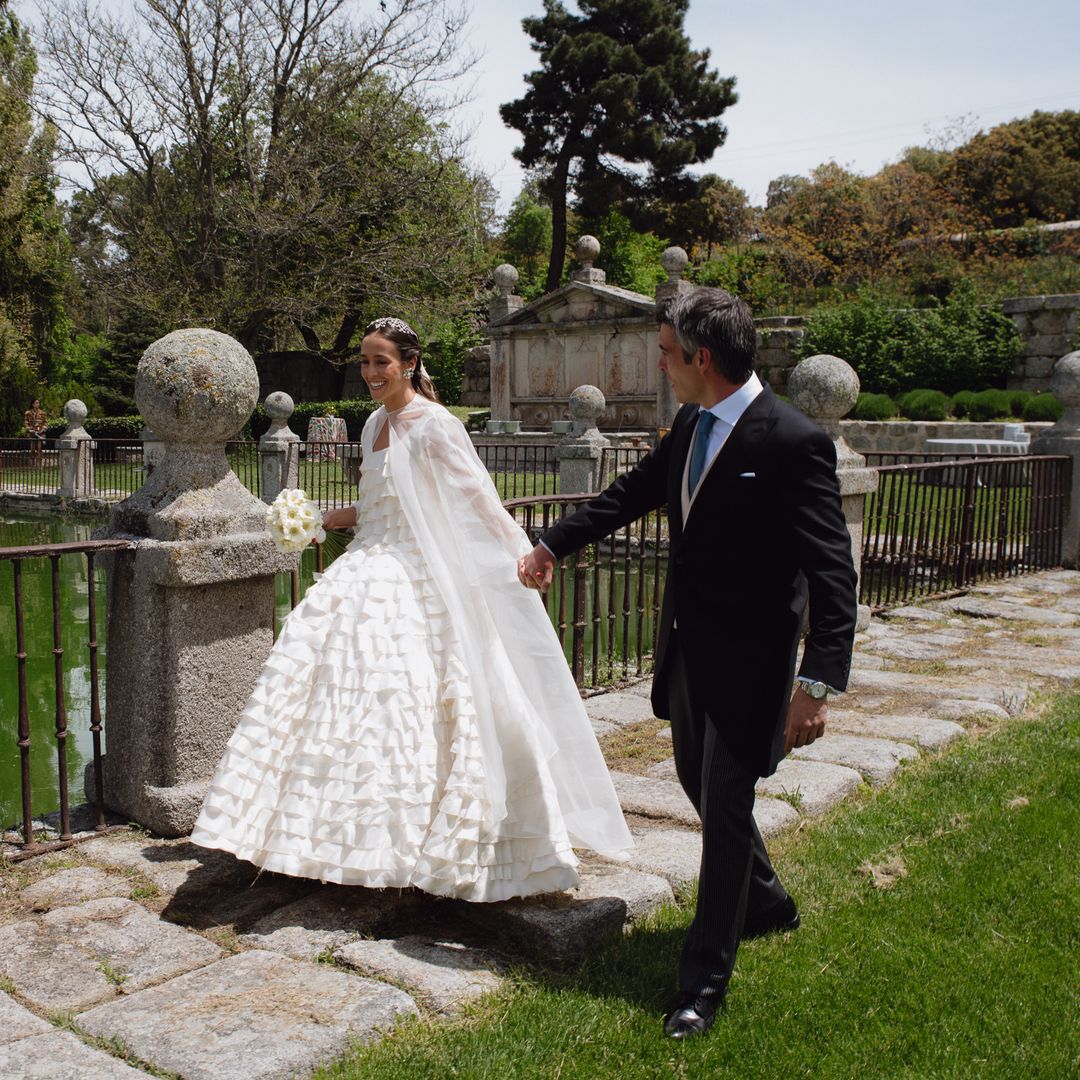 Una tiara familiar invertida y un vestido de novia con volantes: la boda en Ávila de Inés