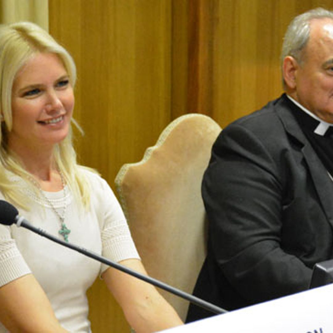 Valeria Mazza, una bella maestra de ceremonias en un foro convocado por el Papa