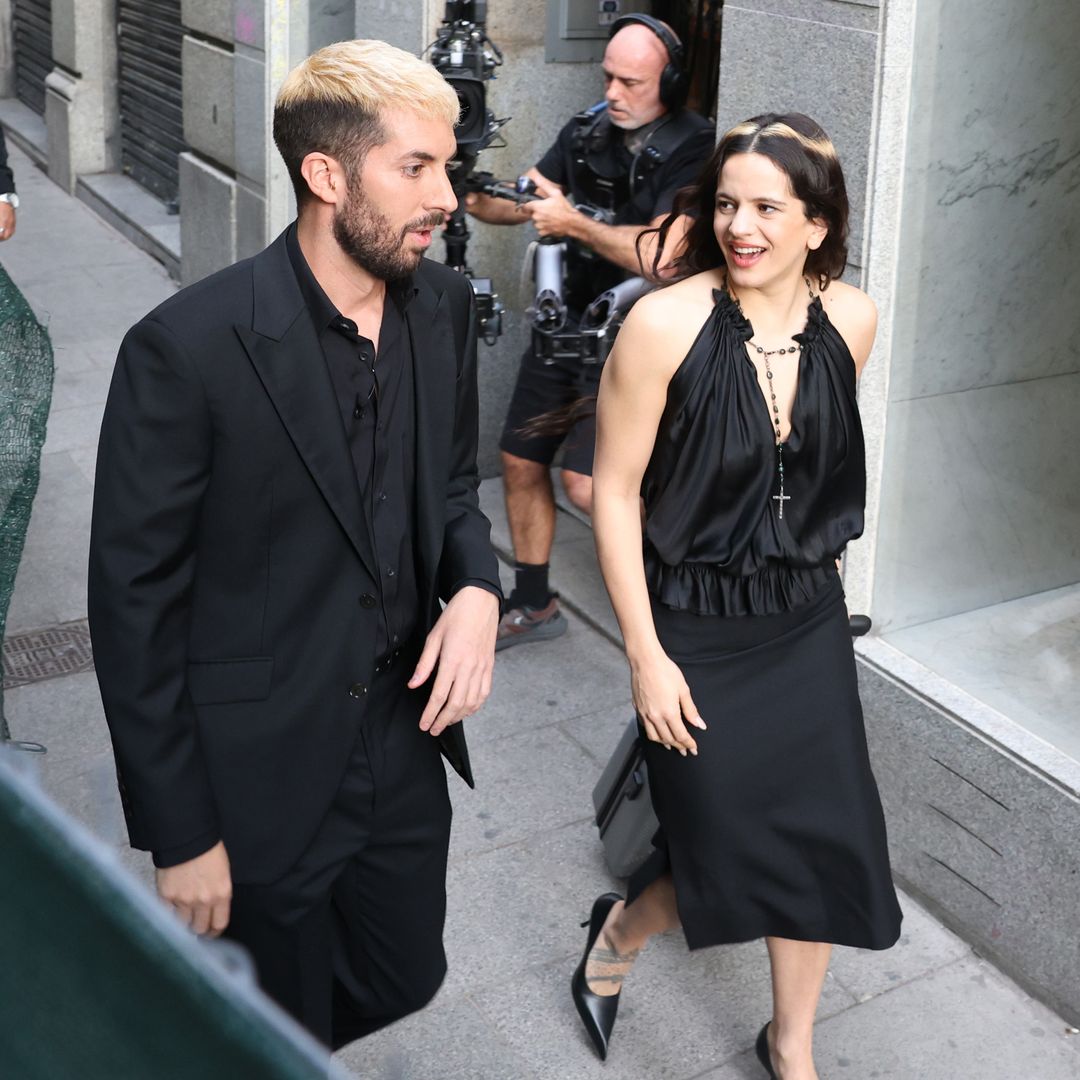 Rosalía sorprende en 'La Revuelta' con un bizcocho de "14 quilates" y su confesión sobre el "celibato"