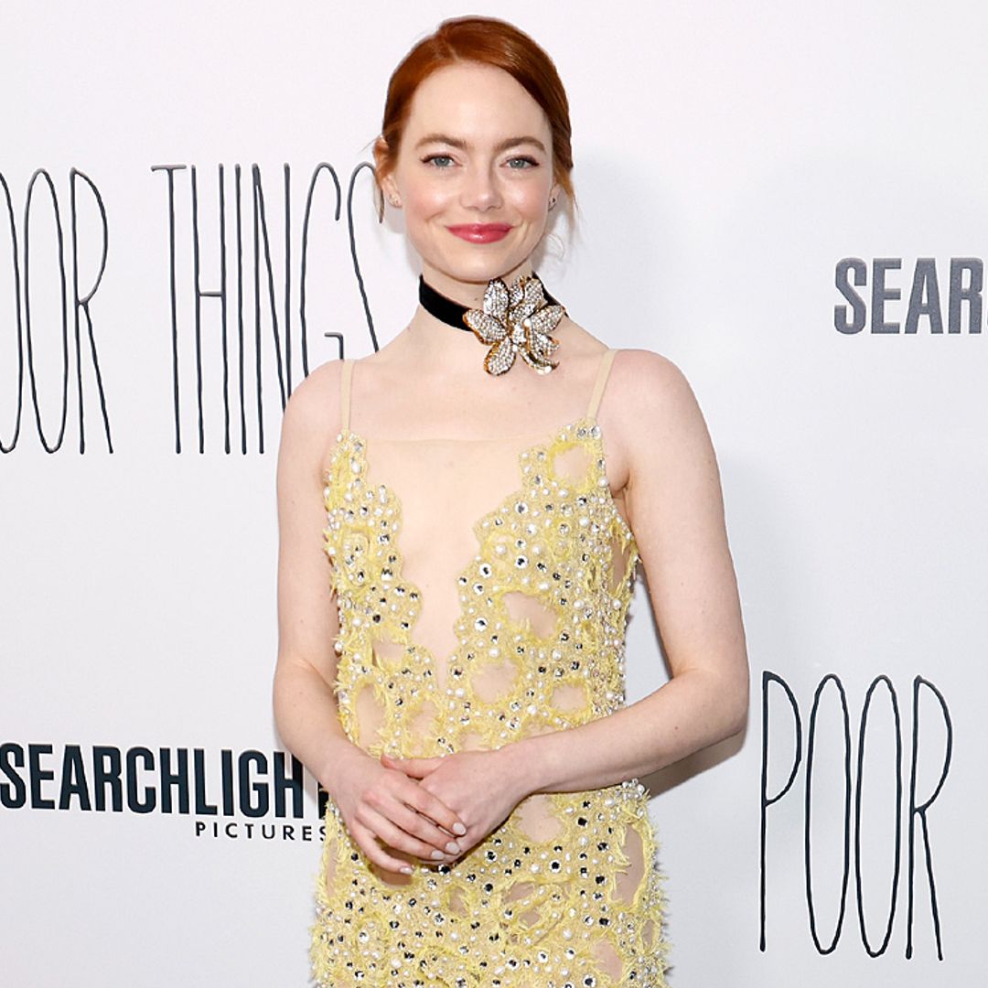 Emma Stone arriesga y gana con un escotado vestido transparente de cristales y perlas