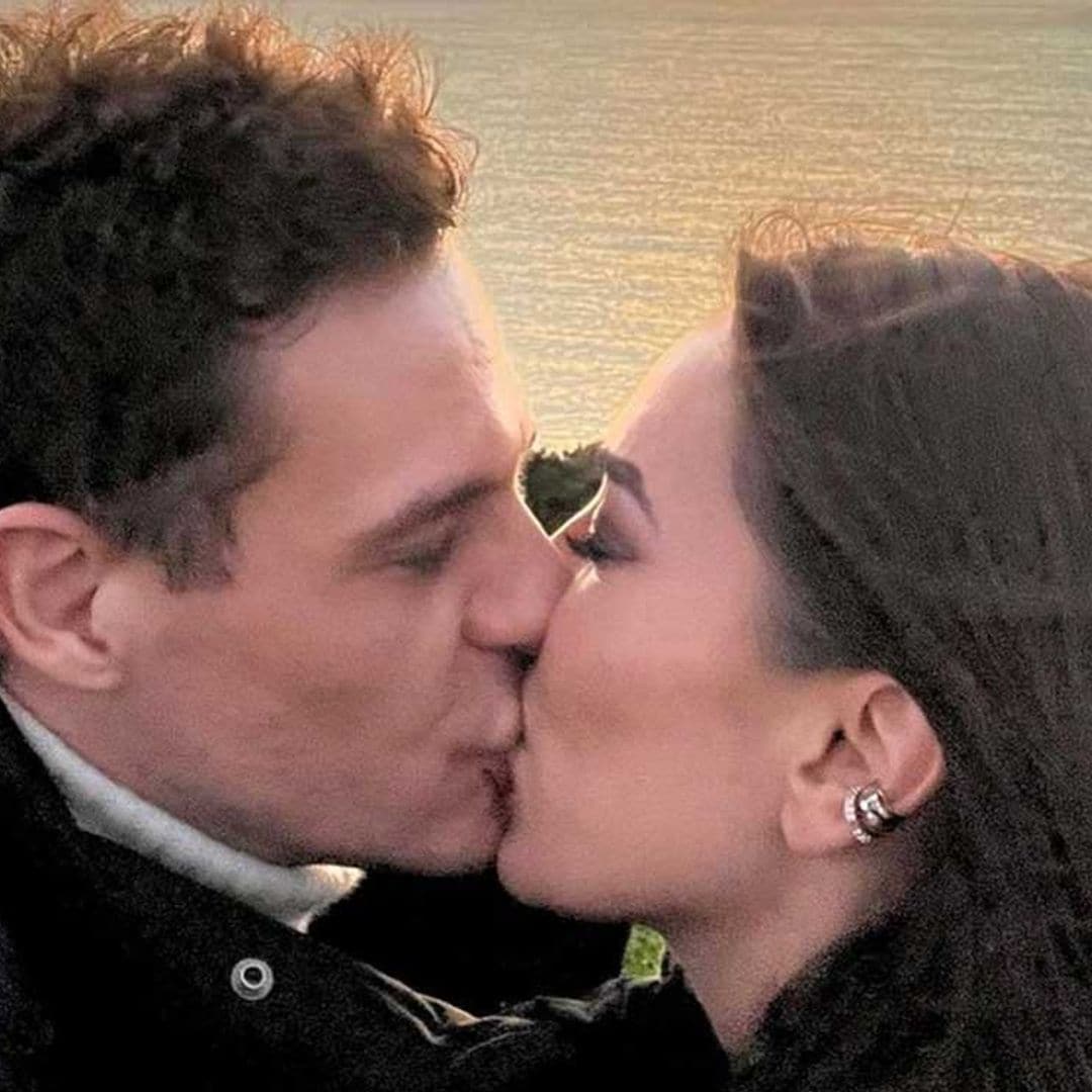 Patricia Pardo y Christian Gálvez celebran el 2023 con romántico beso bajo la puesta de sol de Finisterre