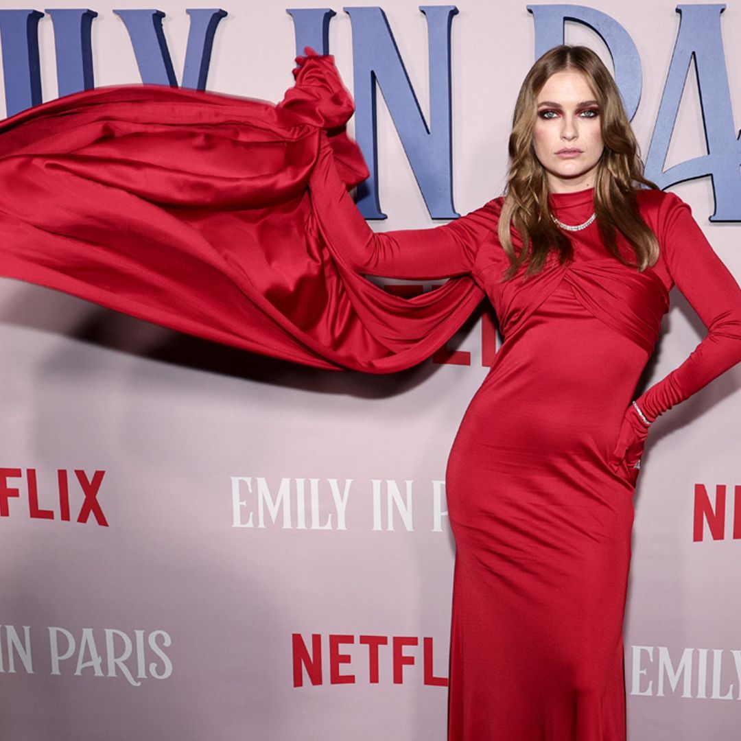 Camille Razat ('Emily in Paris'), irreconocible tras su cambio de look al estilo de Julia Fox