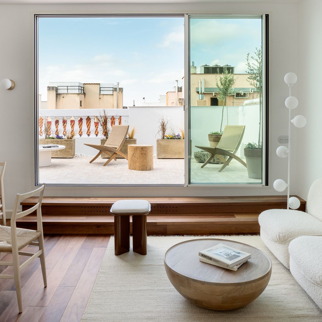 La tendencia deco de 2026 para adelantarse al fin del verano: meter los muebles de terraza en el salón