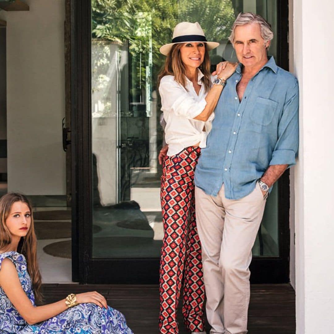 Fernando Oriol, ‘el señor de la forja, nos recibe en su casa de Sevilla junto a las mujeres de su vida: su pareja, Sylvia, y su hija Marta
