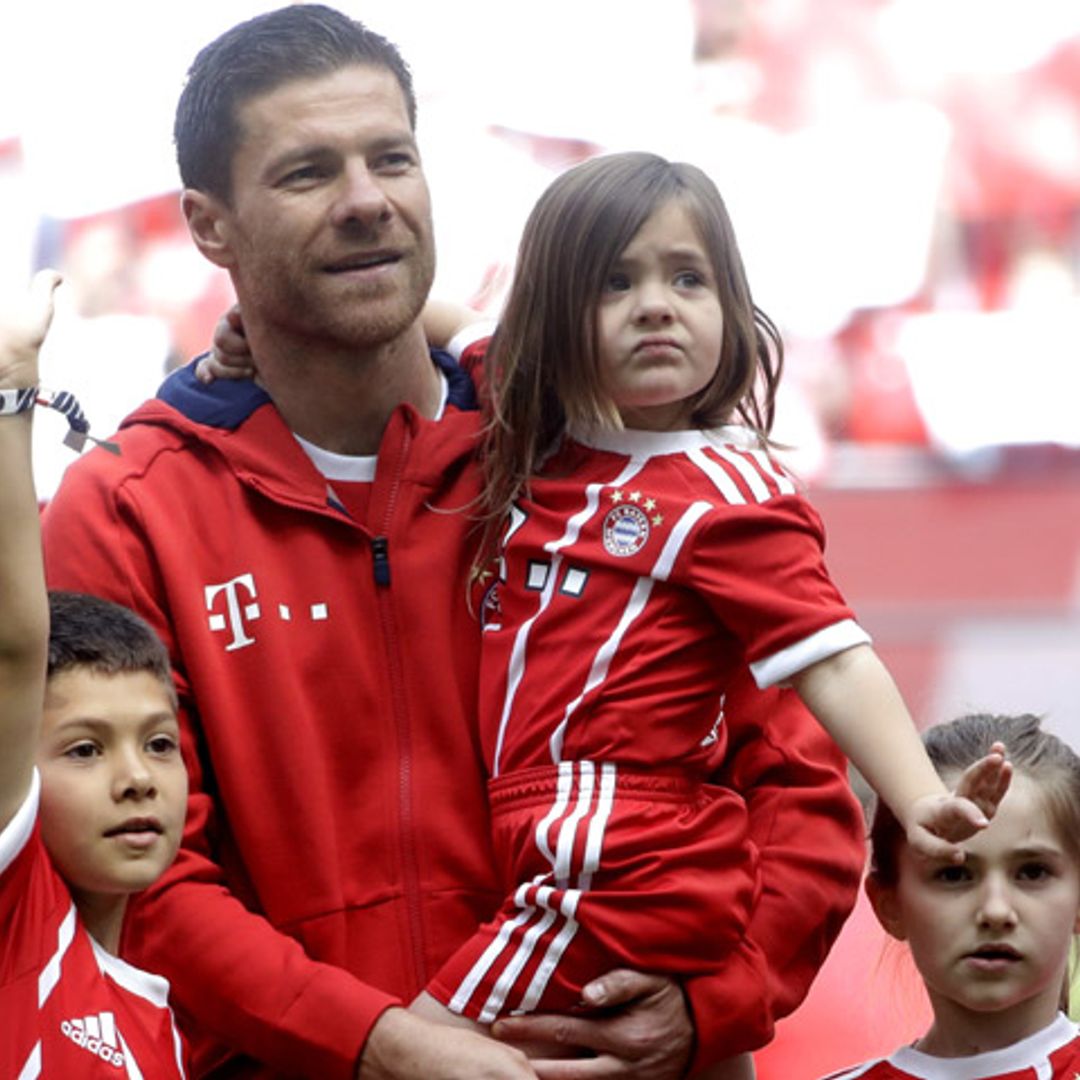 Xabi Alonso se despide del fútbol junto a sus tres hijos