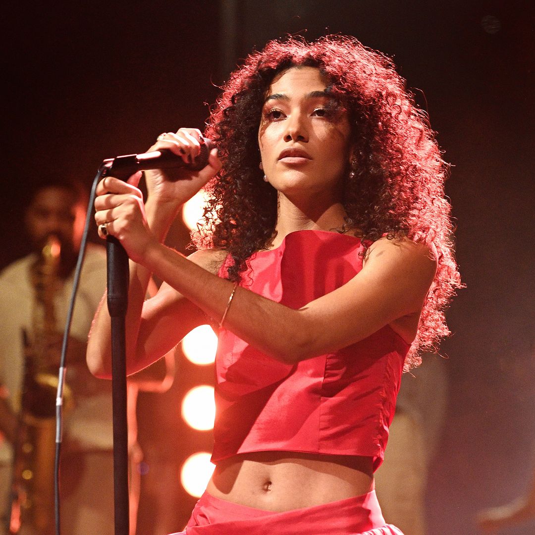 Olivia Dean, la estrella en ascenso del neo-soul que arrasa con su estilo atrevido