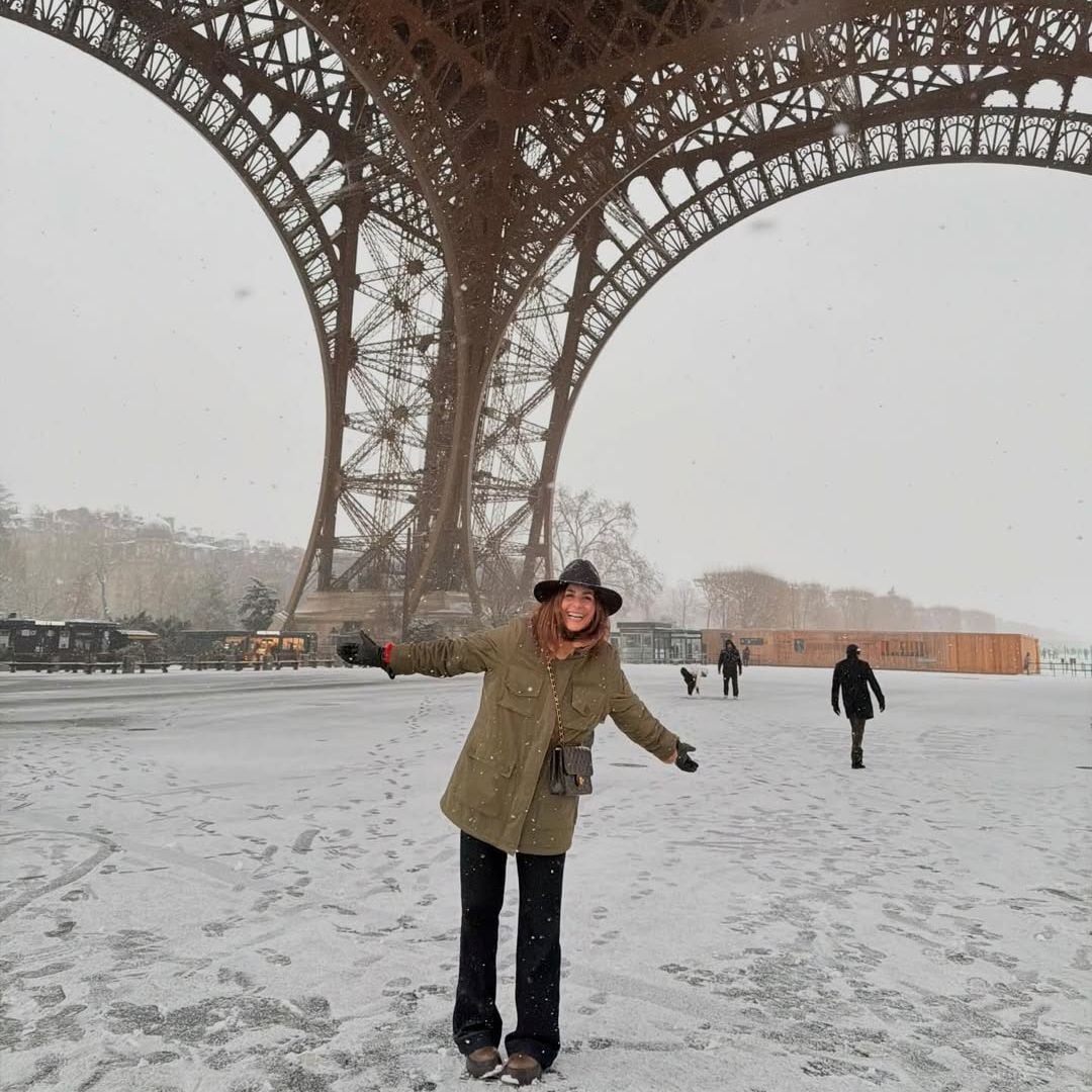 Nuria Roca bajo la torre Eiffel de París un día de nieve, Francia