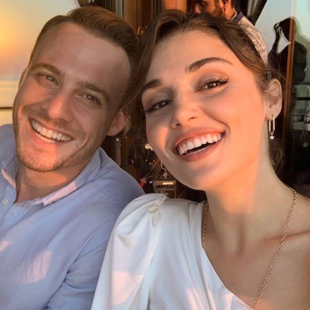 La faceta más bromista de Kerem Bürsin con Hande Erçel y sus compañeros de 'Love in in the air'