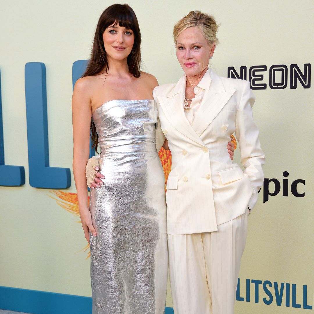 Dakota Johnson comparte el reflector con su madre, Melanie Griffith