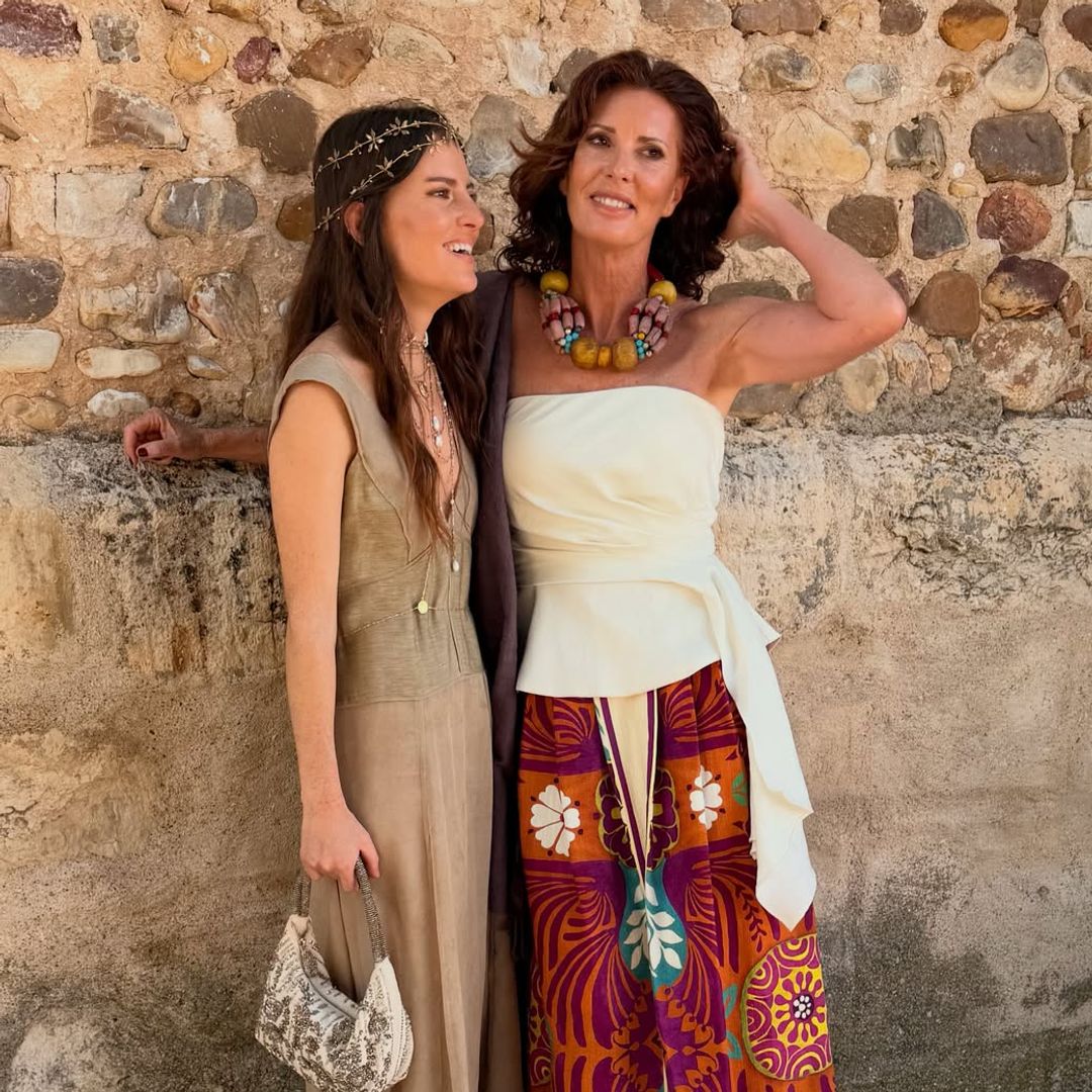 Verónica Mengod se va de boda con el look de invitada elegante y de firma española que mejor sienta a los 50 y 60