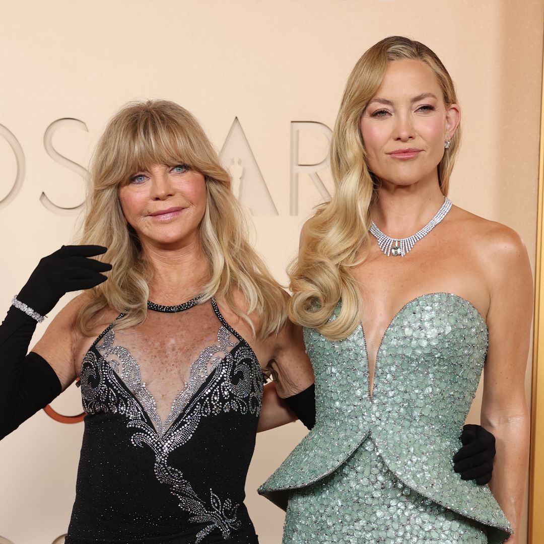 Los Oscar, más allá de la alfombra roja: el posado viral de Jessica Alba y la aparición sorpresa de la familia de Kate Hudson